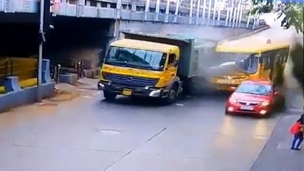 आज सुबह की घटना, चालक और कंडक्टर भी घायल