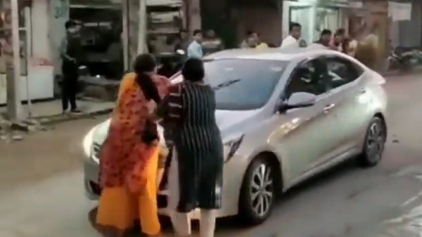 प्रेमिका को कार में बैठा ले जा रहा था पिता प्रेमिका को कार में बैठा ले जा रहा था पिता
