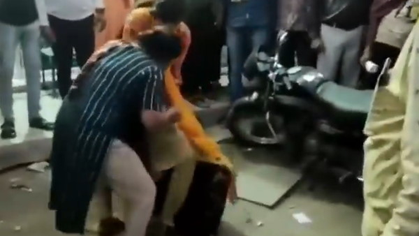 बेटियों ने बीच बाजार की जमकर धुनाई बेटियों ने बीच बाजार की जमकर धुनाई