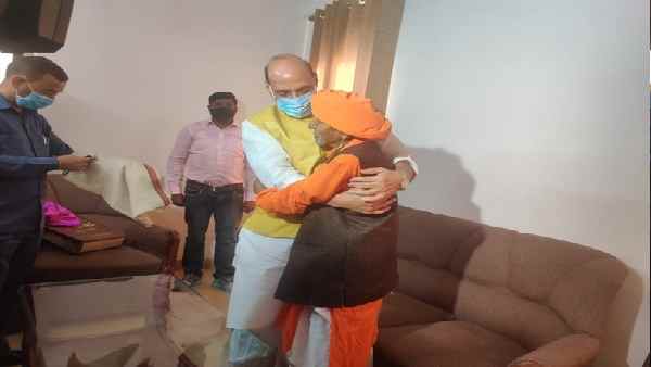 भाजपा के 'सबसे' बुजुर्ग कार्यकर्ता से मिले राजनाथ