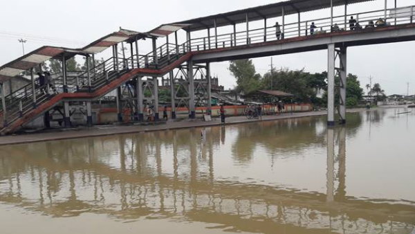 सड़कें टूटीं, वाहन बीच रास्ते अटके