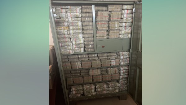 अलमारी में रखे 142 करोड़ रुपए कैश