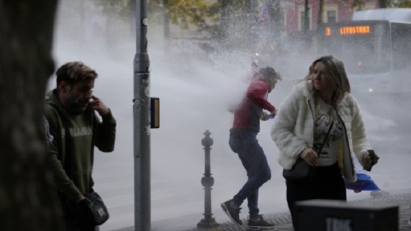 चीन में फ्लाइट और स्कूल बंद