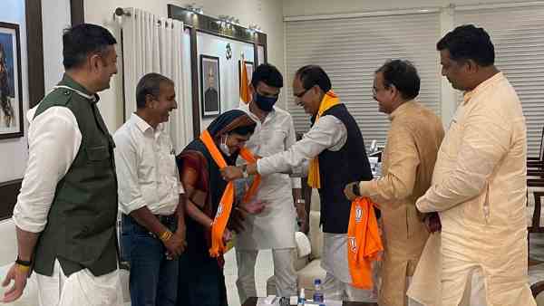 Congress leader Sulochana Rawat and her son joined BJP at the residence of CM Shivraj Singh Chouhan Congress leader Sulochana Rawat and her son joined BJP at the residence of CM Shivraj Singh Chouhan