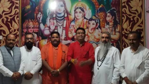 प्राचीन शिवालय मियां मिस्त्री मंदिर में बैठक 