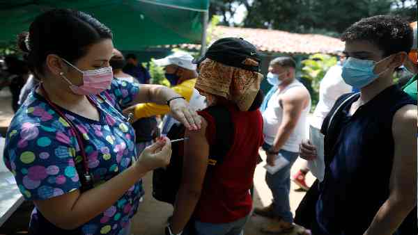 टीके बहुत ही प्रभावी हैं, लेकिन अकेले पर्याप्त नहीं- स्टडी