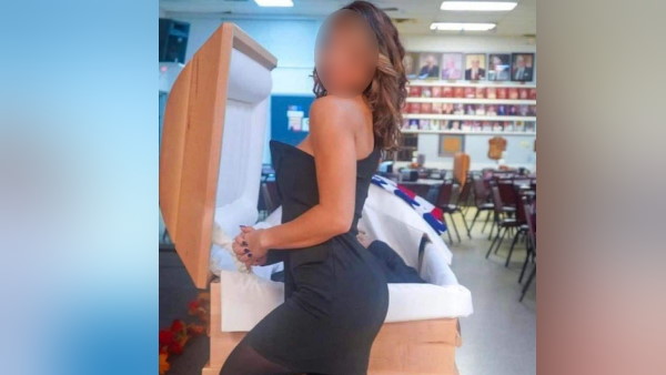 शव के आगे फोटो के लिए दिए ग्लैमरस पोज