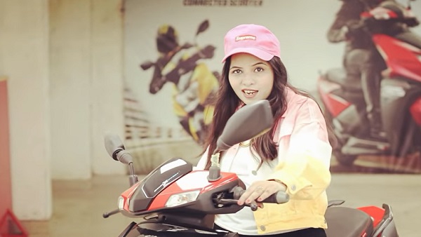 पूजा के बेसुरे गानों को भी मिलते हैं लाखों व्यूज