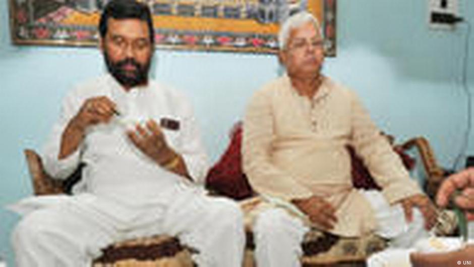 रामविलास पासवान के साथ लालू प्रसाद यादव (दाएं)