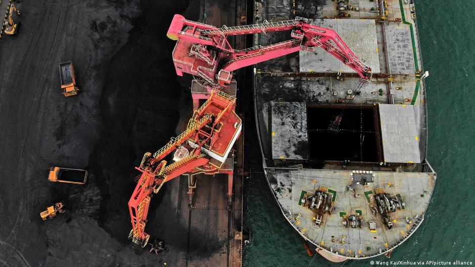 शान्डोंग प्रांत में जहाज से उतरता आयातित कोयला