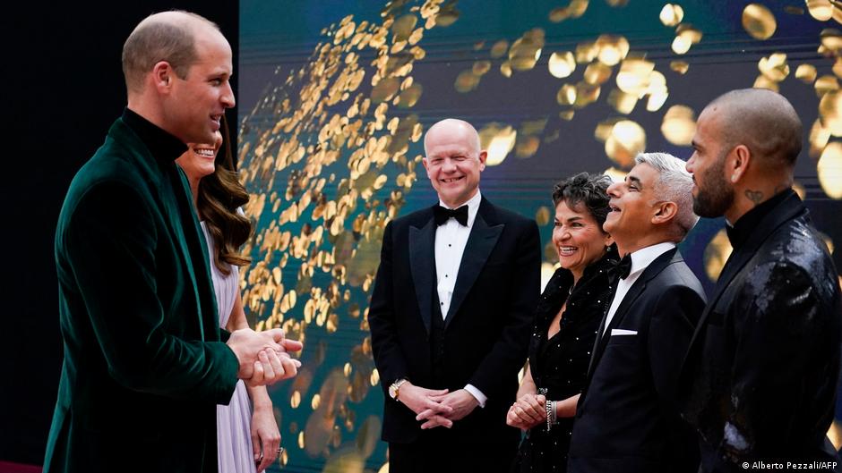 पुरस्कार के विजेताओं से बातें करते प्रिंस विलियम और उनकी पत्नी कैथरीन पुरस्कार के विजेताओं से बातें करते प्रिंस विलियम और उनकी पत्नी कैथरीन