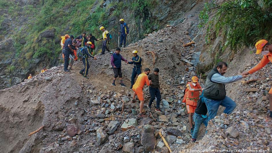 नैनीताल, अल्मोड़ा और चंपावत जिले में कई जगह जमीन खिसकी
