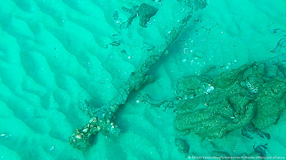 समंदर के नीचे मिली 900 साल पुरानी तलवार