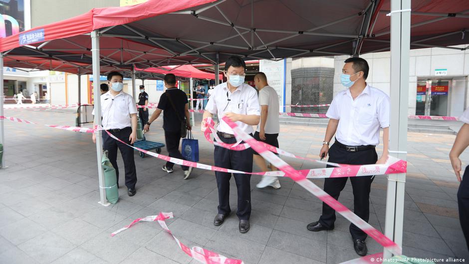 शेनजेन में एक गगनचुंबी इमारत के हिलने के बाद इलाके को खाली कराते अधिकारी