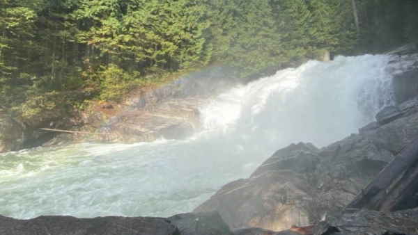 चट्टान से पैर फिसलने के कारण मौत के मुहाने पर पहुंच गया था युवक 