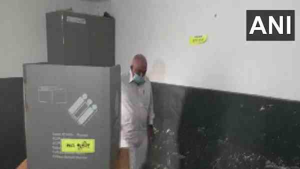 Gujarat: Voting begins for the election of 44 councillors in 11 wards of Gandhinagar Municipal Corporation Gujarat: Voting begins for the election of 44 councillors in 11 wards of Gandhinagar Municipal Corporation