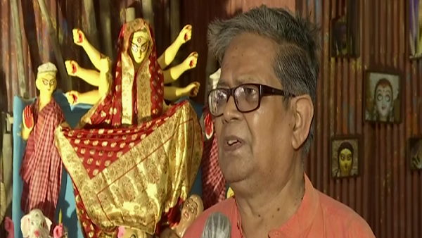 देवी की मूर्ति पर सोने की साड़ी