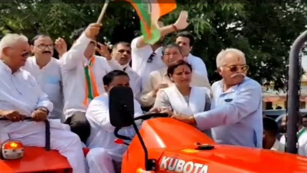 ट्रैक्टर पर सवार होकर किया कूच