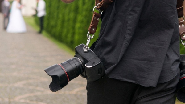 स्टेज पर नहीं दिखा फोटोग्राफर तो आया गुस्सा