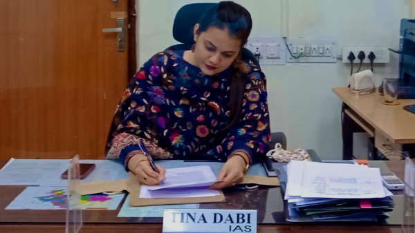 हेयर कट लेते टीना डाबी का पुराना वीडियो हुआ वायरल हेयर कट लेते टीना डाबी का पुराना वीडियो हुआ वायरल