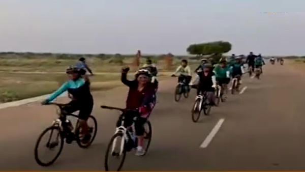 Indian Air Force women officers on bicycle from Longewala to New Delhi Indian Air Force women officers on bicycle from Longewala to New Delhi