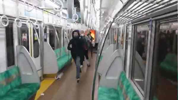 जापान में 'जोकर' ने ट्रेन के अंदर किया हमला