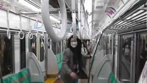 ट्रेन की खिड़कियों से जान बचाकर भागे लोग