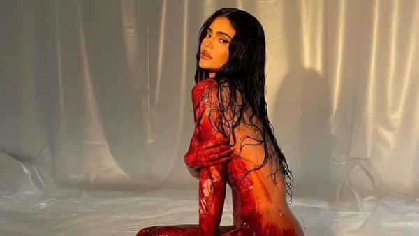 काइली इस फोटो में खून से लतफथ नजर आ रही 