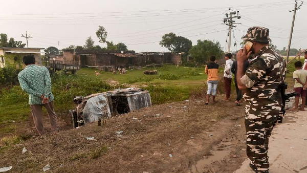 अराजक तत्वों ने गाड़ी पर किया हमला