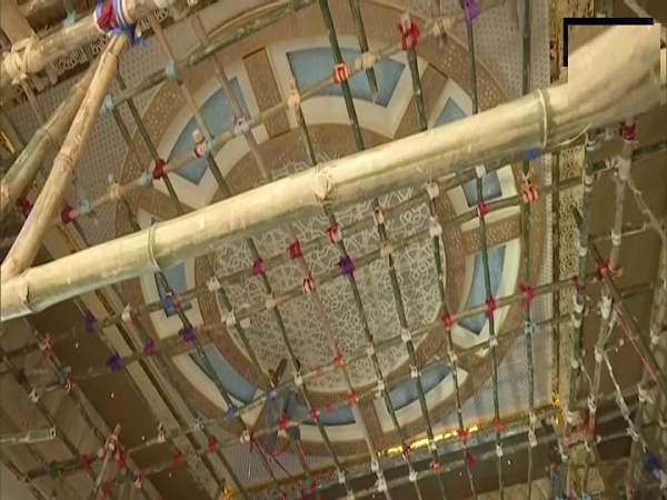 Durga pandal on the theme of Dubais Burj Khalifa in Bengal, it took 250 workers to build, Know what is the height