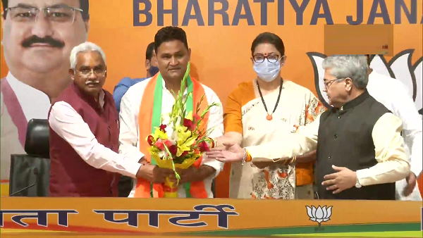 भाजपा कांग्रेस में दलबदल पर जारी है सियासी युद्ध