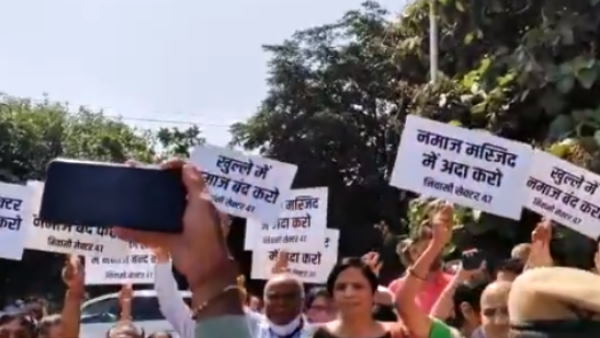 दोपहर करीब एक बजे प्रदर्शनकारी पहुंचे