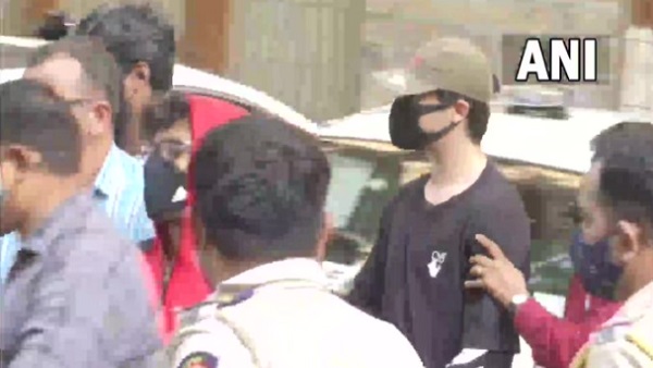 कैसे पहुंचे एनसीबी के अधिकारी 