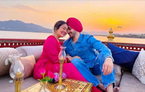 शाही माहौल में कैंडललाइट डिनर कर मनाई वेडिंग एनवर्सरी 