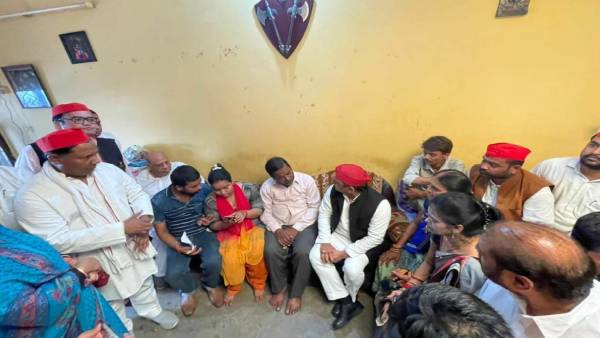 मनीष के परिजनो से मिले थे अखिलेश यादव मनीष के परिजनो से मिले थे अखिलेश यादव