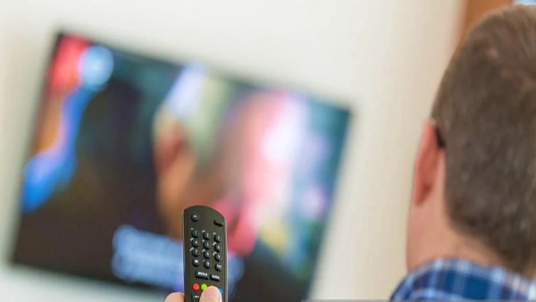 बेखबर एंकर बताती रही मौसम का हाल