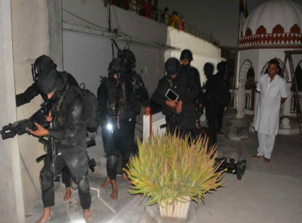 आमजन की आवाजाही को रोक दिया गया आमजन की आवाजाही को रोक दिया गया