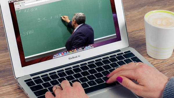 छात्रों के सामने ही नहाने लगा प्रोफेसर छात्रों के सामने ही नहाने लगा प्रोफेसर