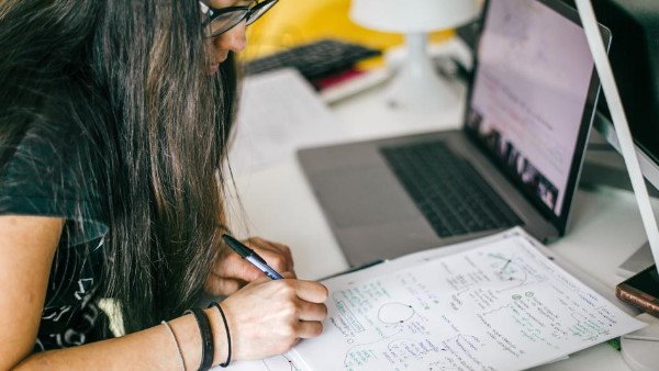 बाथरुम के सामने ही रखा था लैपटॉप बाथरुम के सामने ही रखा था लैपटॉप