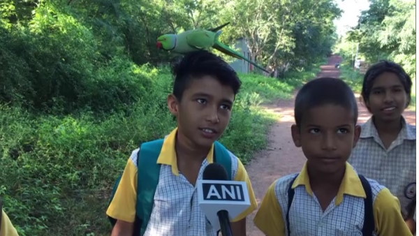 हॉस्टल में बच्चों संग करता है डिनर