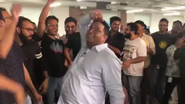 लोग दे रहे हैं मजेदार प्रतिक्रियाएं