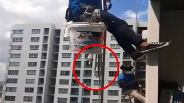 26वें माले पर महिला ने काट दी वर्कर्स की रस्सी