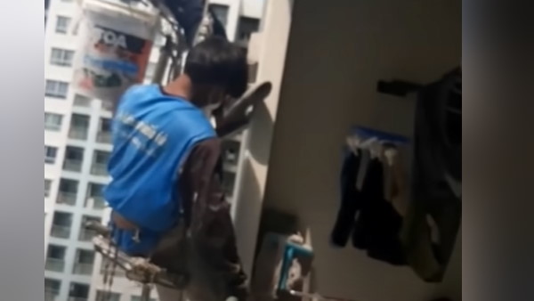 खिड़की खोलकर काट दी रस्सी