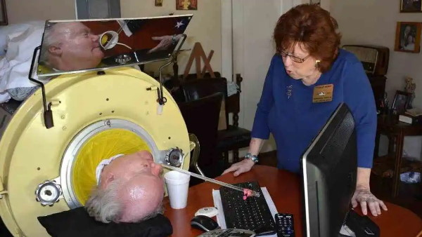 प्लास्टिक की स्टिक से लिखी किताब