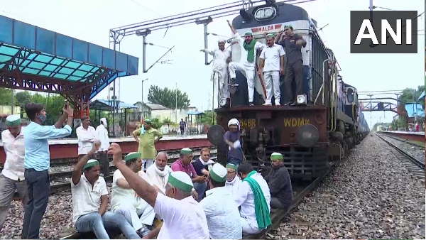 rail roko andolan live updates Samyukt Kisan Morcha hold protests across the country rail roko andolan live updates Samyukt Kisan Morcha hold protests across the country