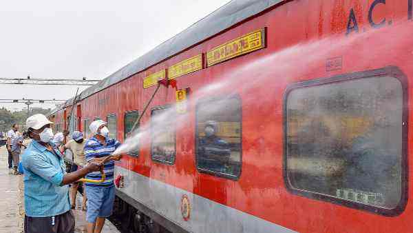 रेल परिसरों में स्मोकिंग पर है पाबंदी