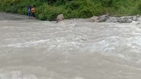 'अब आगे कुंआ, पीछे खाई'