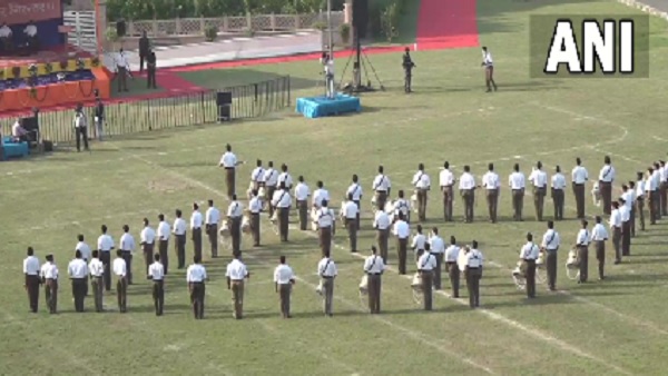 भागवत ने की शस्त्र पूजा, PM ने दी देशवासियों को बधाई भागवत ने की शस्त्र पूजा, PM ने दी देशवासियों को बधाई