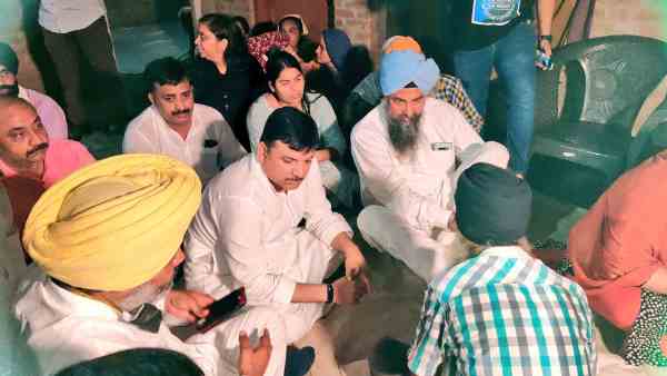 Lakhimpur Kheri: a team of aap leaders met the victims family under the leadership of mp sanjay singh Lakhimpur Kheri: a team of aap leaders met the victims family under the leadership of mp sanjay singh