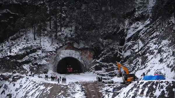 स्नो-लाइन से काफी नीचे बन रही है सुरंग